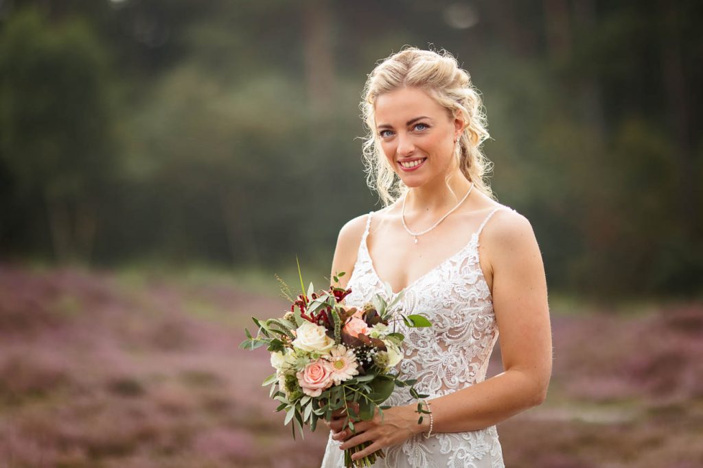 Bruidsfotograaf fotoshoot op de bloeiende heide 