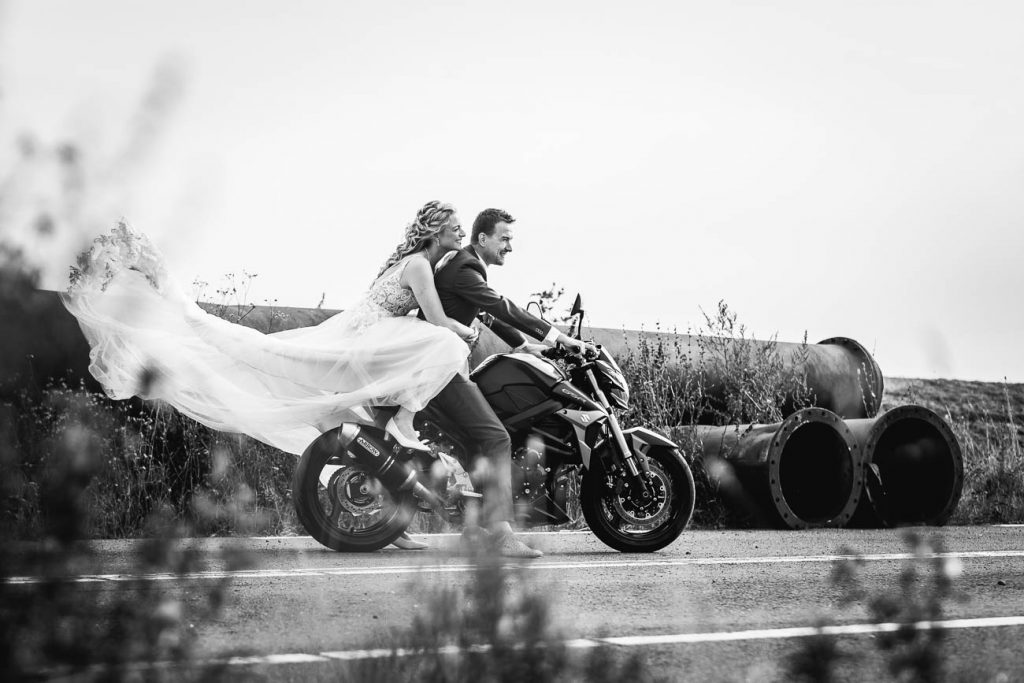 Bruidspaar fotoshoot met motor 