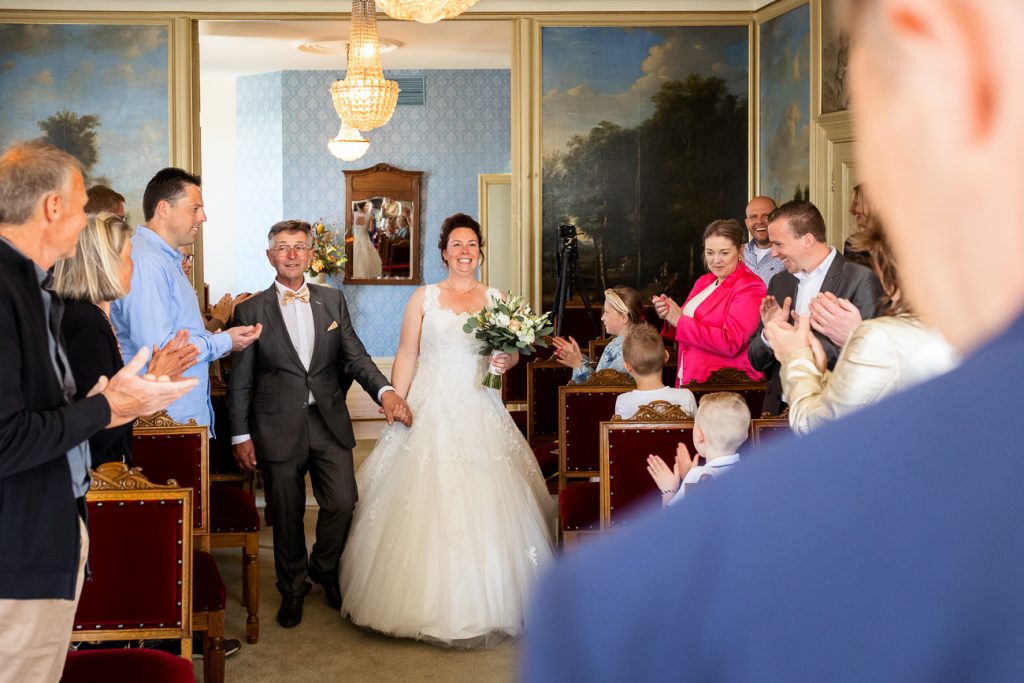 Weggeven bruid - Bruiloft bij het gemeentehuis van Nijkerk - Two Sparkle fotograaf Apeldoorn