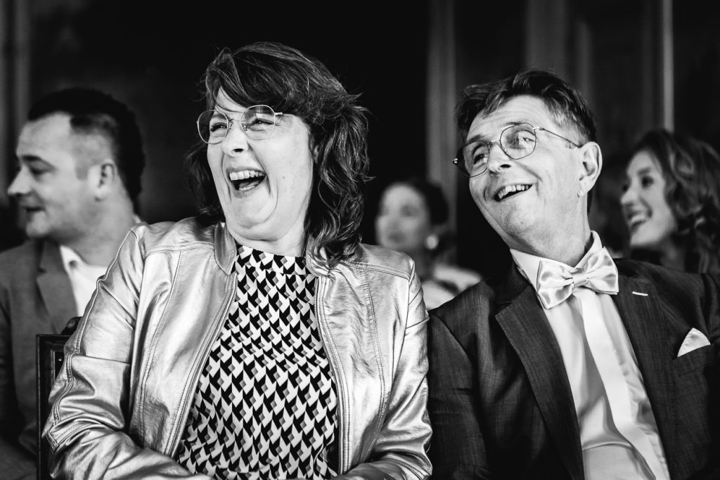 Gasten lachen - Bruiloft bij het gemeentehuis van Nijkerk - Two Sparkle fotograaf Apeldoorn