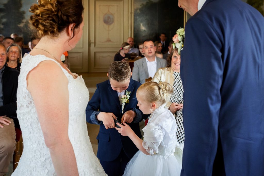 Ringen brengen - Bruiloft bij het gemeentehuis van Nijkerk - Two Sparkle fotograaf Apeldoorn