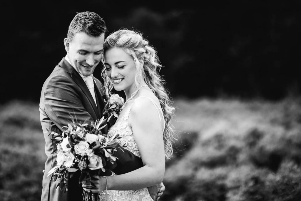 Bruidsfotograaf fotoshoot op de bloeiende heide 