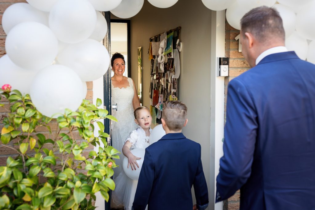 First look - Fotoshoot met kinderen bruidspaar - Bruiloft bij het gemeentehuis van Nijkerk - Two Sparkle fotograaf Apeldoorn