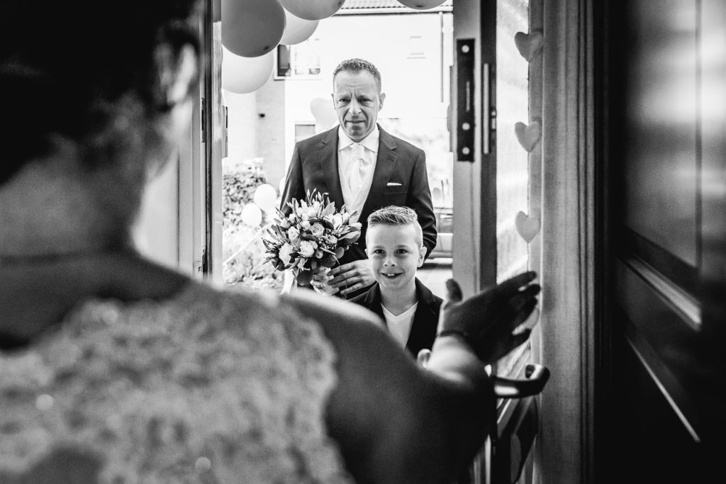 First look - Bruiloft bij het gemeentehuis van Nijkerk - Two Sparkle fotograaf Apeldoorn