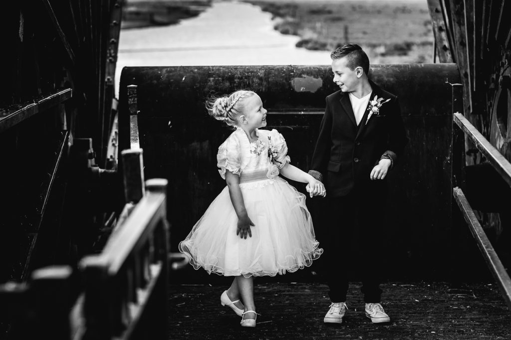 Fotoshoot met kinderen bruidspaar - Bruiloft bij het gemeentehuis van Nijkerk - Two Sparkle fotograaf Apeldoorn