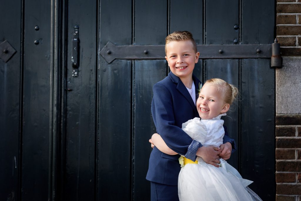 Fotoshoot met kinderen bruidspaar - Bruiloft bij het gemeentehuis van Nijkerk - Two Sparkle fotograaf Apeldoorn