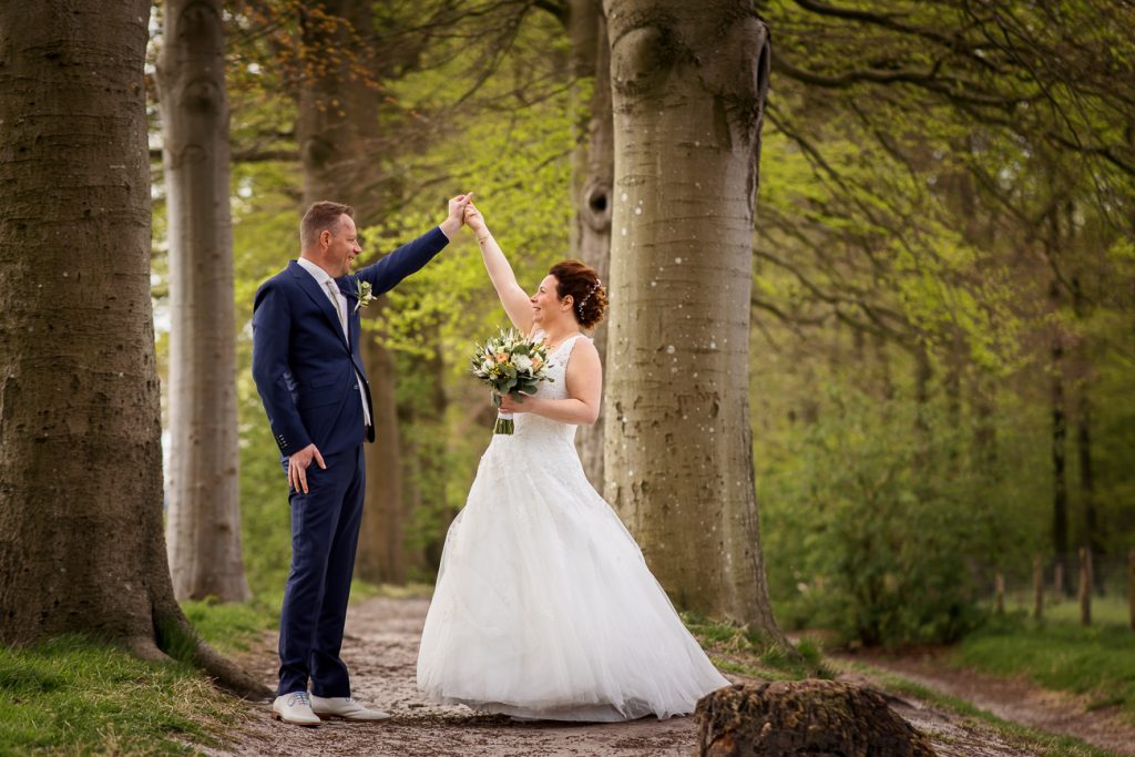Fotoshoot bruidspaar - Bruiloft bij het gemeentehuis van Nijkerk - Two Sparkle fotograaf Apeldoorn