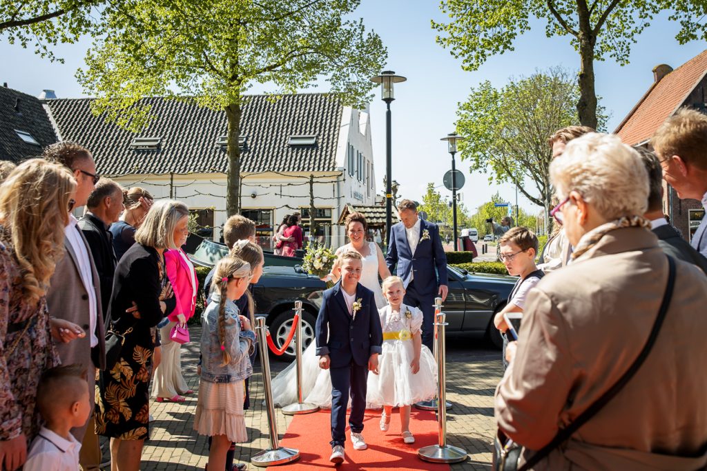 Ontvangst bruidspaar - Bruiloft bij het gemeentehuis van Nijkerk - Two Sparkle fotograaf Apeldoorn