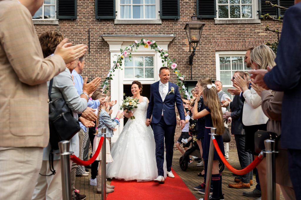 Erehaag - Bruiloft bij het gemeentehuis van Nijkerk - Two Sparkle fotograaf Apeldoorn