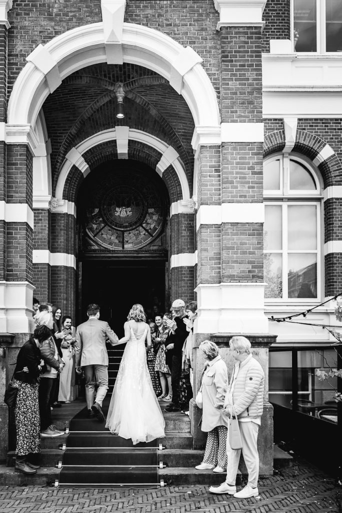 Aankomst bruidspaar - Bruiloft in Apeldoorn - Fotograaf Apeldoorn Two Sparkle