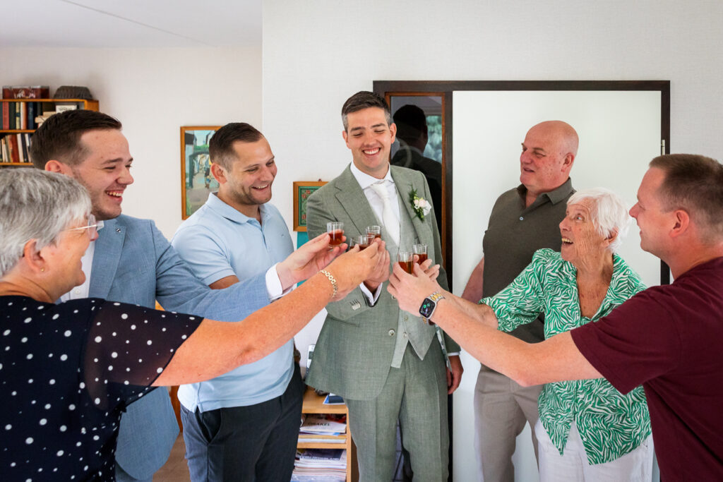 bruid maakt zich klaar voor bruiloft bij Landgoed Huis te Eerbeek