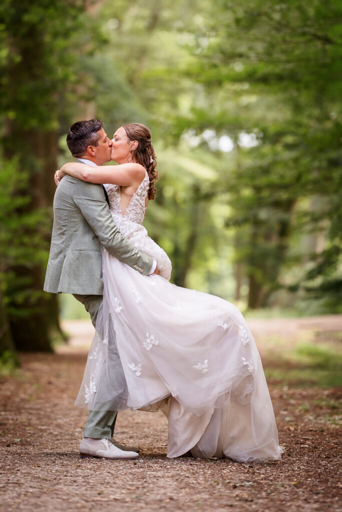 Fotoshoot bruidspaar  bij Landgoed Huis te Eerbeek