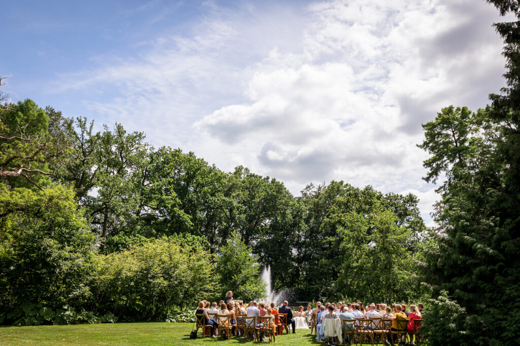 Ceremonie bij Landgoed huis te Eerbeek bij Fontein